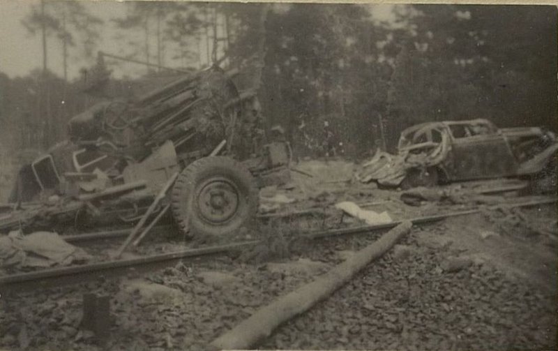Image: Anti-aircraft gun and vehicle destroyed in the Halbe area