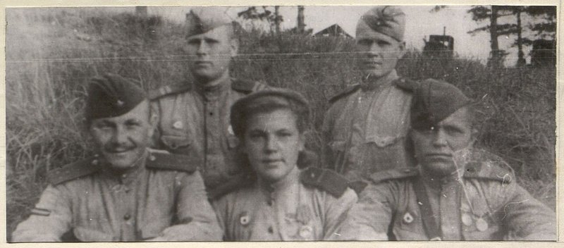 Фотография: Командир отделения радио Суханов, радист Корякин, радист Меркулов. В центре радистка Зоя Зубкова