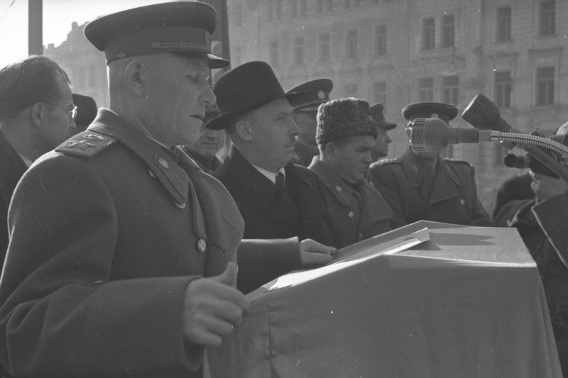 «Маршал И.С. Конев выступает на митинге в Братиславе в честь открытия восстановленного моста через Дунай, получившего название «мост Красной Армии» (с 1990 года — Старый мост).»