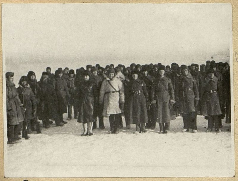 Фотография: Группа награжденных, построенная на митинге, посвященном вручению правительственных наград
