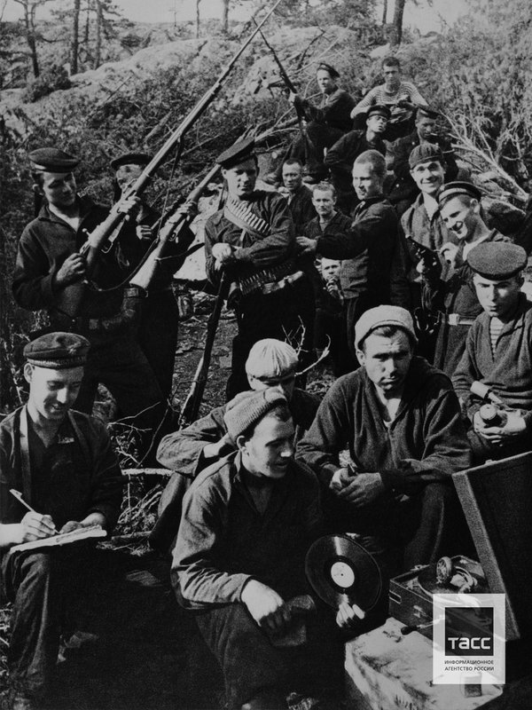 Советские солдаты на отдыхе после успешно проведенных боев за остров Хорсен, Финляндия
