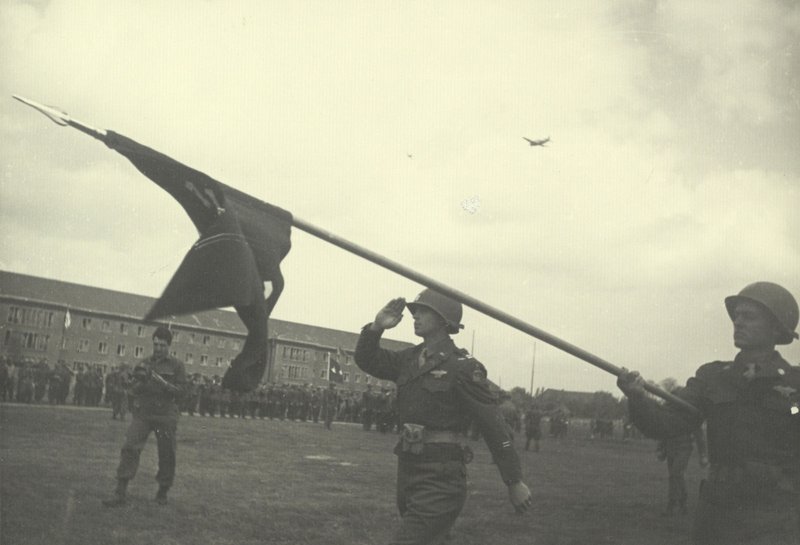 Американские воины 9-й армии несут боевое знамя во время встречи союзников. Германия, г. Цербст