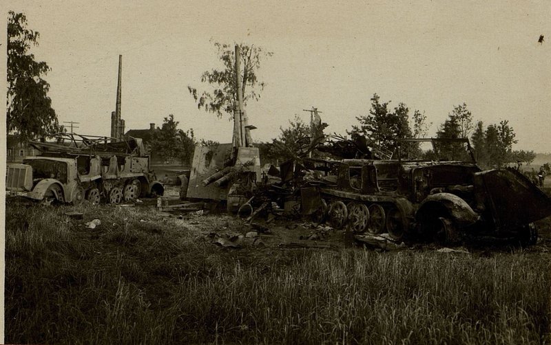 Фотография: 500 мтр. юго-вост. Княжицы с обеих сторон шоссе на обочинах выведены из строя штурмовиками 4 зен. орудия с тягачами. На снимке, находящиеся сев. шоссе из этих 4-х - 2 орудия и 2 тягача
