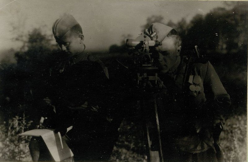 Image: Scouts of the Topographical Service battery at work