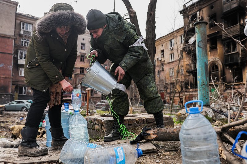Местные жители во дворе жилого дома (Мариуполь)