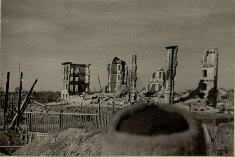 Фотография: Разрушенные немцами жилые дома в г. Порхове
