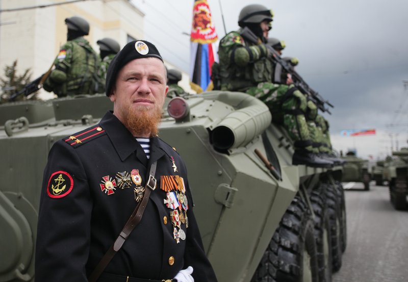 Празднование 70-й годовщины Победы в Донецке. Военнослужащий армии ДНР с позывным "Моторола" Арсен Павлов перед началом военного парада, посвященного 70-й годовщине Победы в Великой Отечественной войне