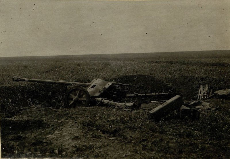 Фотография: 88-мм противотанковое орудие, уничтоженное 9.7.43 года в районе Согласный 4 батареей 125 ПАП 12 АД Р.Г.К.