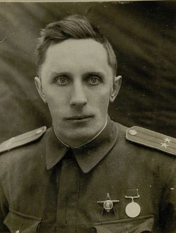 Фотография: Подполковник Денисенко Даниил Гаврилович. Начальник войск связи, он же начальник отдела связи 6-ой воздушной армии