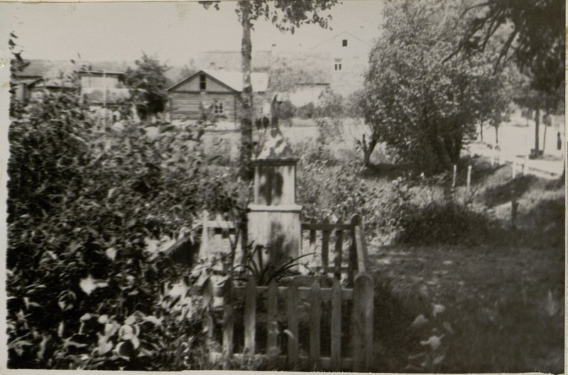 Image: Military burial of an unknown soldier, Postavy, corner of Parkovaya and Sovetskaya streets