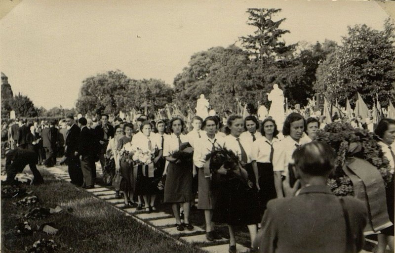 Image: Laying wreaths on the graves of Soviet soldiers by students of the Soviet school in Vienna