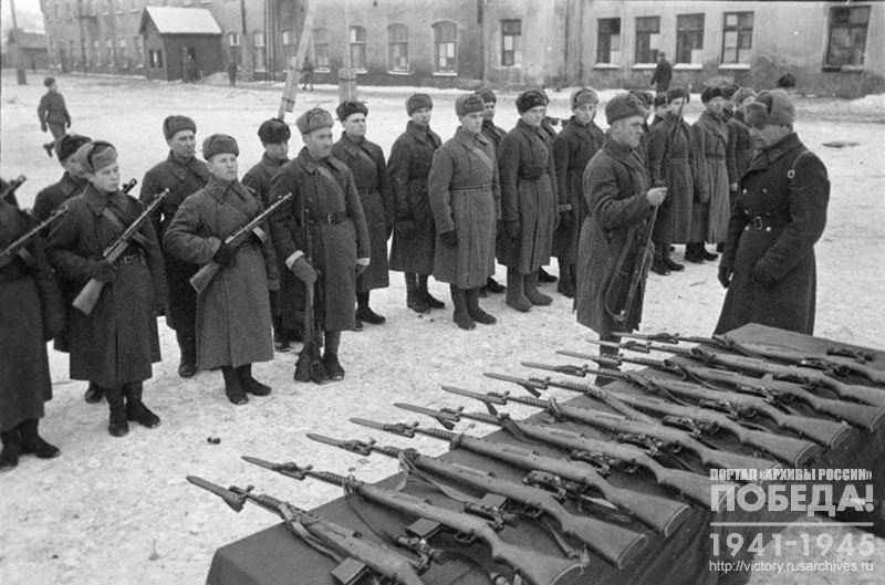 Пополнение, прибывшее в литовскую дивизию, получает оружие