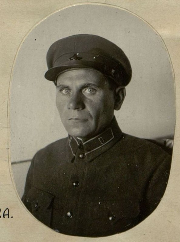 Фотография: Начальник ветеринарной службы полка Военветврач 3-го ранга товарищ Софийский