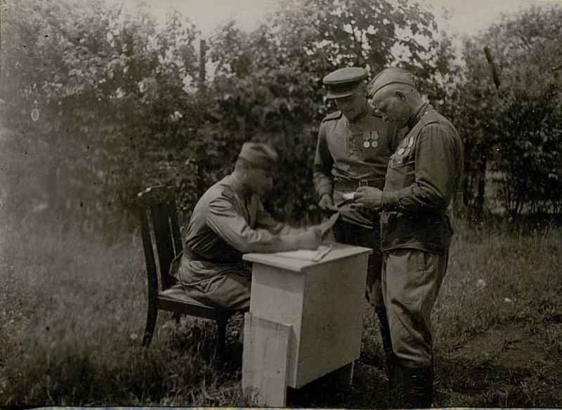Фотография: Проверка документов перед выездом