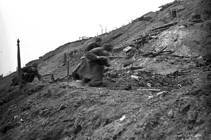 Group of soldiers makes the way to enemy's fortifications during street fights outside of Stalingrad