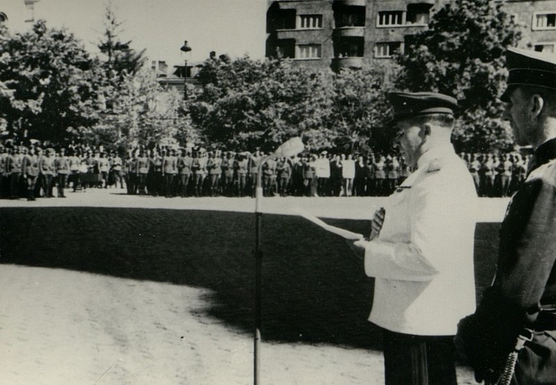 Фотография: Генерал-полковник товарищ Бюрюзов вручает ордена Советского Союза болгарским генералам и офицерам