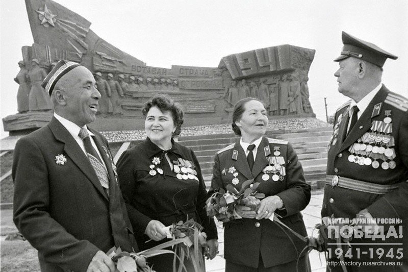 Veterans of the Great Patriotic War near the memorial to the soldiers of the 94th separate Uzbek rifle brigade