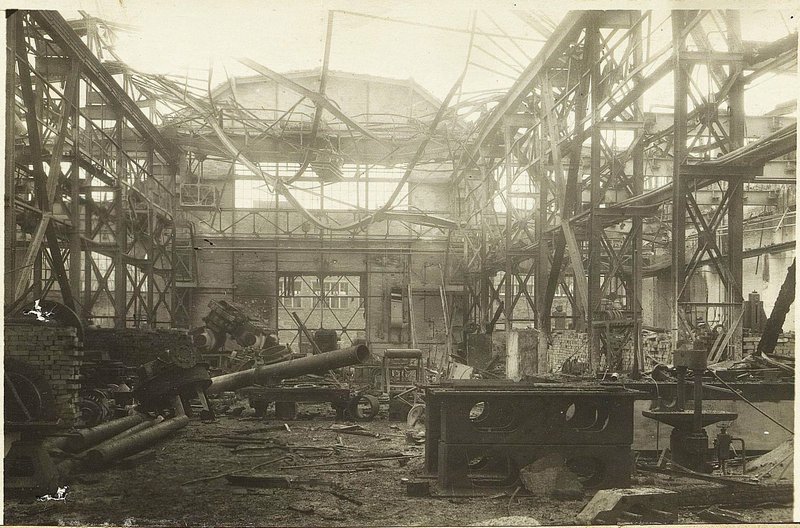 Фотография: Дизеле-ремонтный цех механического завода в порту Данциг, выведенный из строя прямыми попаданиями бомб