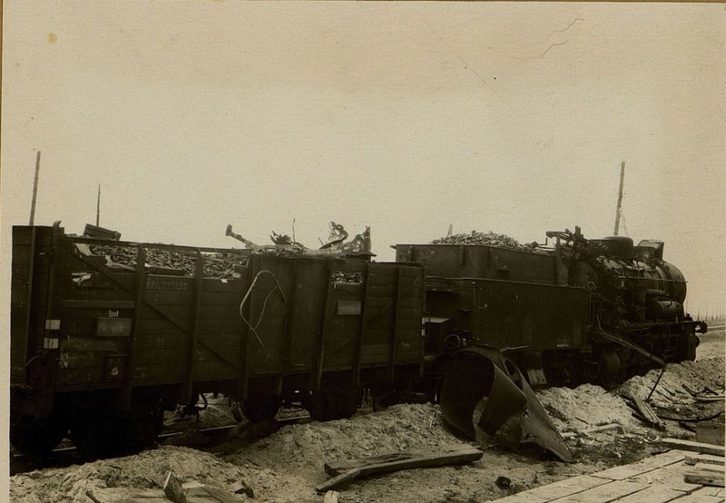 Image: A locomotive put out of action by attack aircraft in the northern part of the Shklov station
