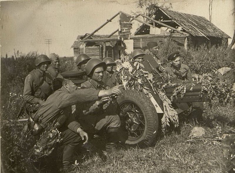 Image: The calculation of the anti-tank gun battery (PTO) of Lieutenant Ivanov fires direct fire at enemy firing points
