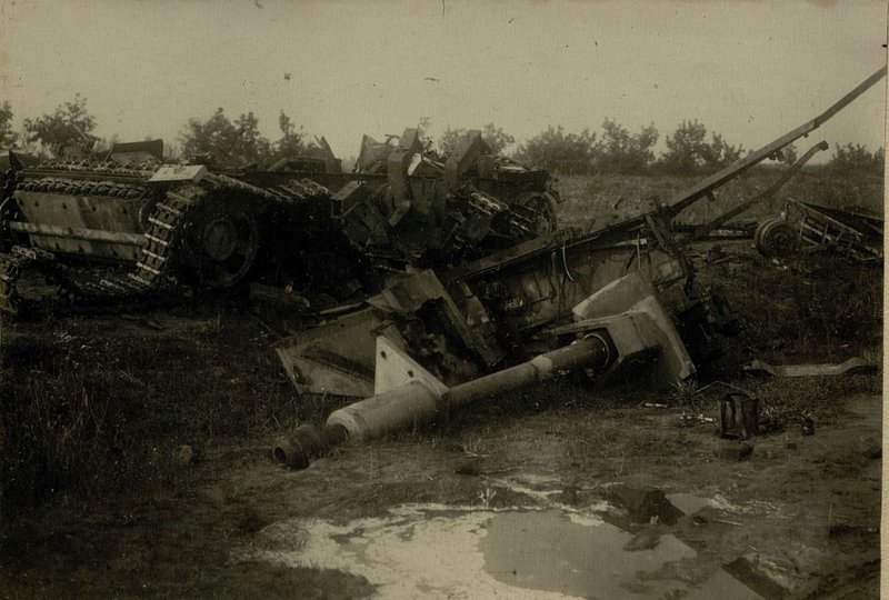 Фотография: Самоходное орудие, уничтоженное несколькими прямыми попаданиями 152 мм снарядов в районе совхоза "1-е Мая"