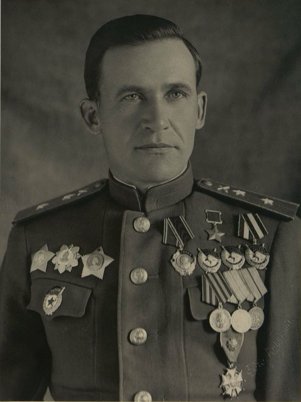 Фотография: Член Военного Совета 5 гвардии Армии Командующий Артиллерией Армии с 10 сентября 1942 г. по 1 февраля 1946 г. гвардии генерал-лейтенант Полуэктов Георгий Васильевич