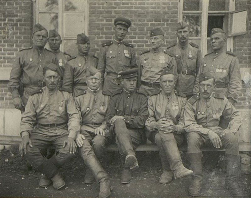 Фотография: Командир парков. батальона гвардии капитан Донских с группой демобилизованных