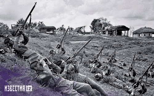 Снайперы подразделения старшего лейтенанта Ф. Д. Лунина ведут залповый огонь по самолетам противника