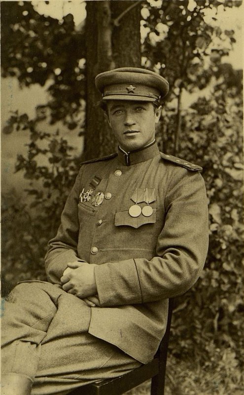 Фотография: Комбат-1 капитан Железов В. Кавалер орденов: "Красная Звезда", "Отечественная война II степени", "Орден Александра Невского"
