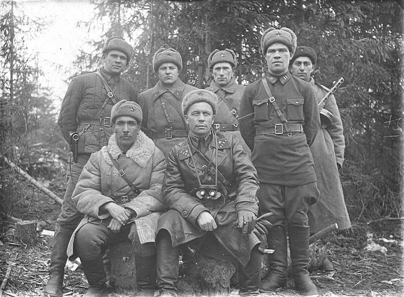 Commander of the 354th Rifle Division at an observation post near Moscow. 1942