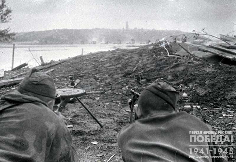 Бойцы Красной Армии ведут огонь по врагу
