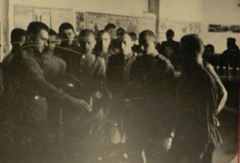 Image: Cadets of the auto school in the classroom on the material part of the car