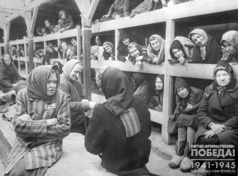 Узницы концентрационного лагеря Аушвиц-Беркенау, освобожденный советскими войсками