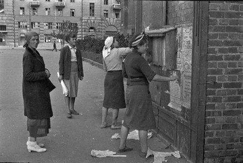 Очистка стен от старых объявлений (Берлин)