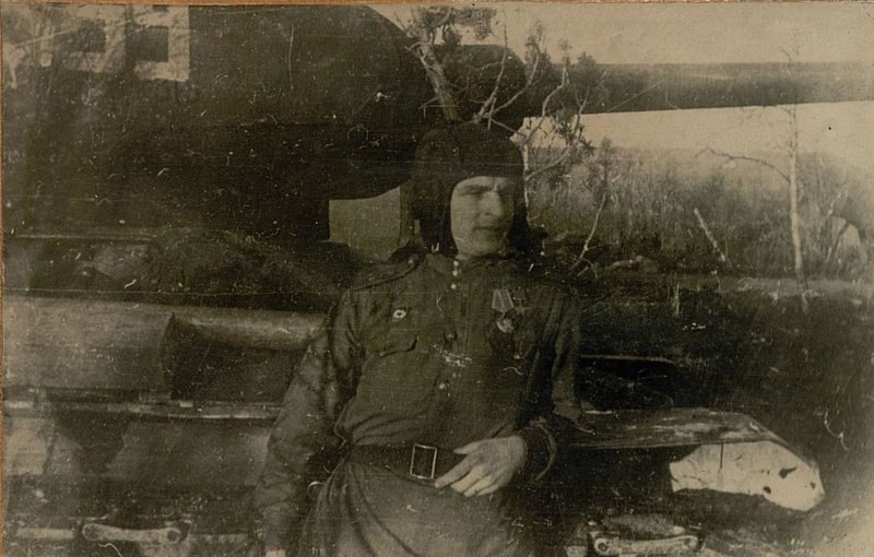 Фотография: Командир Танка Т-34 - Герой Советского Союза гвардии лейтенант Томашевич  (7-я гвардейская танковая бригада)