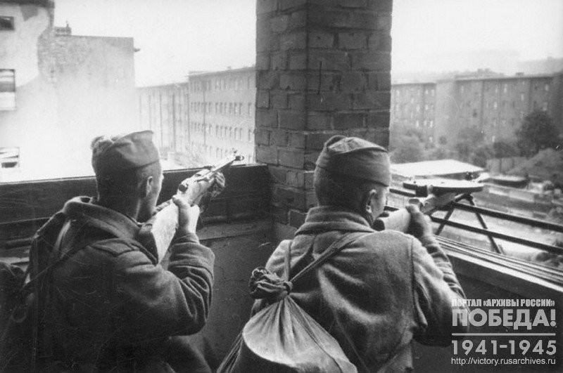 Machine gunners in combat position during Berlin’s battles