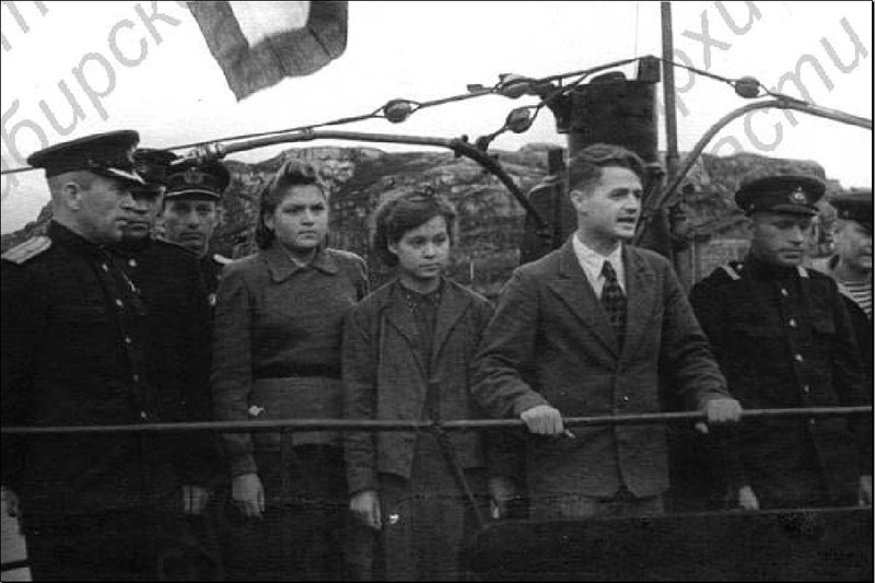 Церемония передачи лодки «Новосибирский комсомолец» морякам подшефного Северного флота. г. Полярный