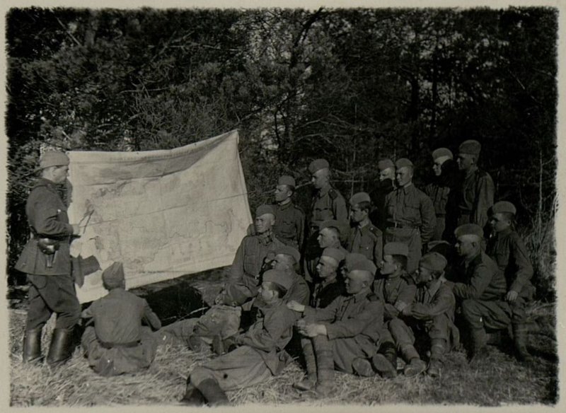 Фотография: Старший лейтенант Кураксин проводит политические занятия с красноармейцами