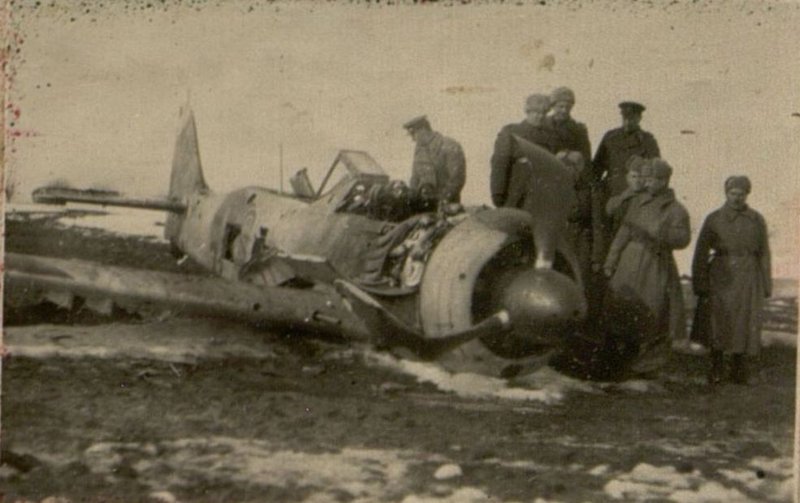 Фотография: Раненые показывают командованию госпиталя ими стрелкового батальонаитый немецкий самолет