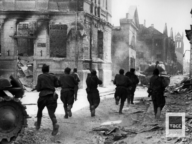 Submachine gunners of the 1st Baltic Front during the fight in the town of Jelgava, July 1944