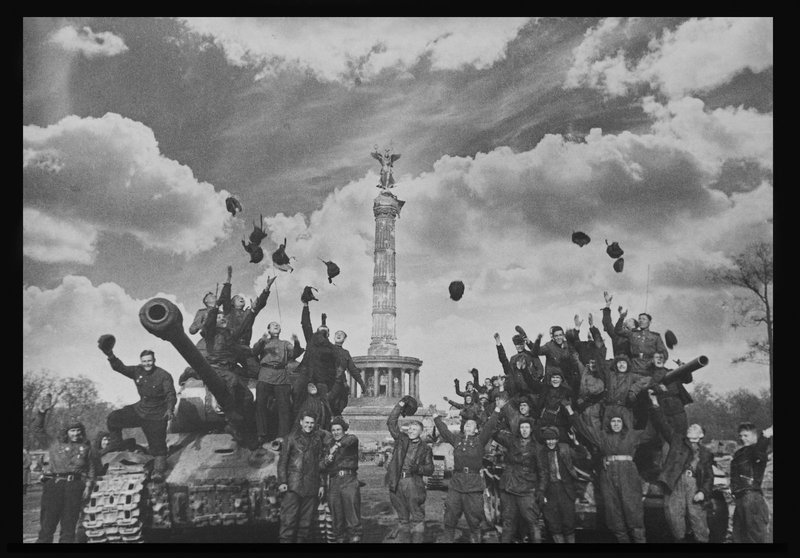 Победа! Советские танкисты у «Колонны Славы» в Берлине