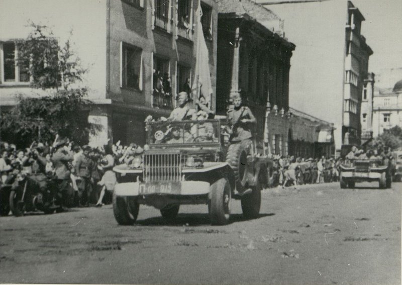 Фотография: Генерал-полковник товарищ Бюрюзов вручает ордена Советского Союза болгарским генералам и офицерам