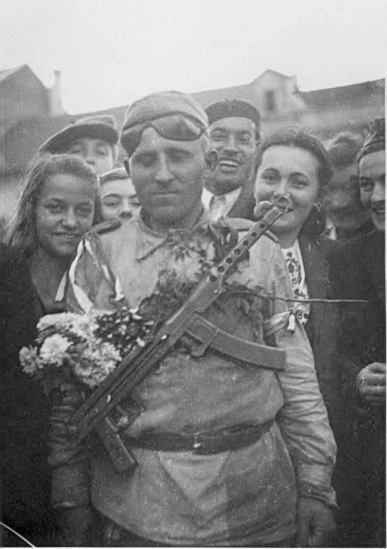 Фотоснимок от 23 октября 1944 года, освободители-бойцы Дунайской флотилии и местные жители, гор. Нови-Сад, Сербия