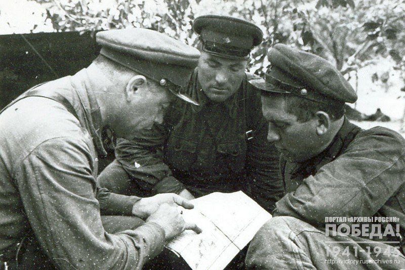 Командир 287-го полка 25-й Чапаевской стрелковой дивизии капитан Ковтун А., начальник связи ст. лейтенант Шевелев А., комиссар полка старший политрук Балашов Н. А., послуживший прототипом комиссара в трилогии К. Симонова "Живые и мертвые"