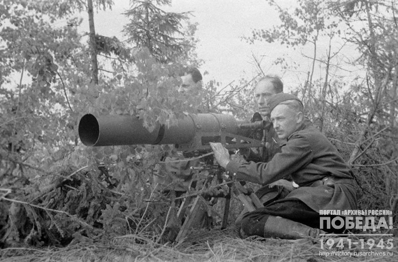 Кинооператор Р. Кармен и другие во время проведения киносъемки боевых действий