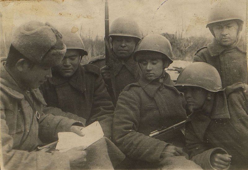 Фотография: Лучший активист сержант Матниязов проводит беседу на своем родном языке с бойцами узбеками по докладу товарища Сталина о 26 годовщине Октября