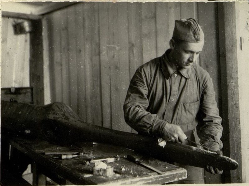 Фотография: Слесарь ефрейтор Самовольский ремонтирует винт самолета По-2