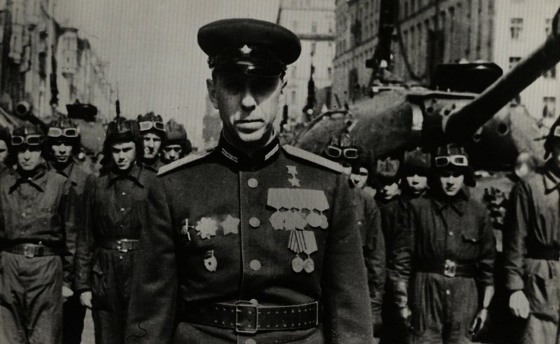 Tankmen of the 12th Guards Tank Brigade of the 4th Guards Kantemirovsky Tank Corps before the beginning of the parade. 