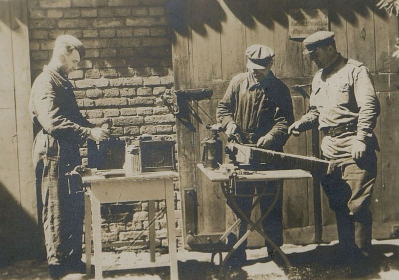 Фотография: 2. Ефрейтор Годованец производит реставрацию радиатора автомашины ЗИС-5. Начальник мастерских старшина Войтко инструктирует товарища Годованца. Ефрейтор Довгань переделывает трофейный аккумулятор для отечественных машин