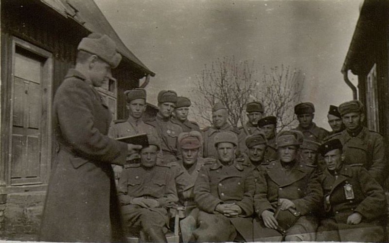 Фотография: Заместитель командира полка по политической части майор Захаров А.Ф. после упорных боев за Данциг на совещании политаппарата полка